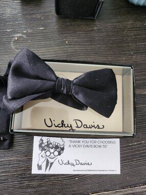 VICKY DAVIS VINTAGE BOW TIE